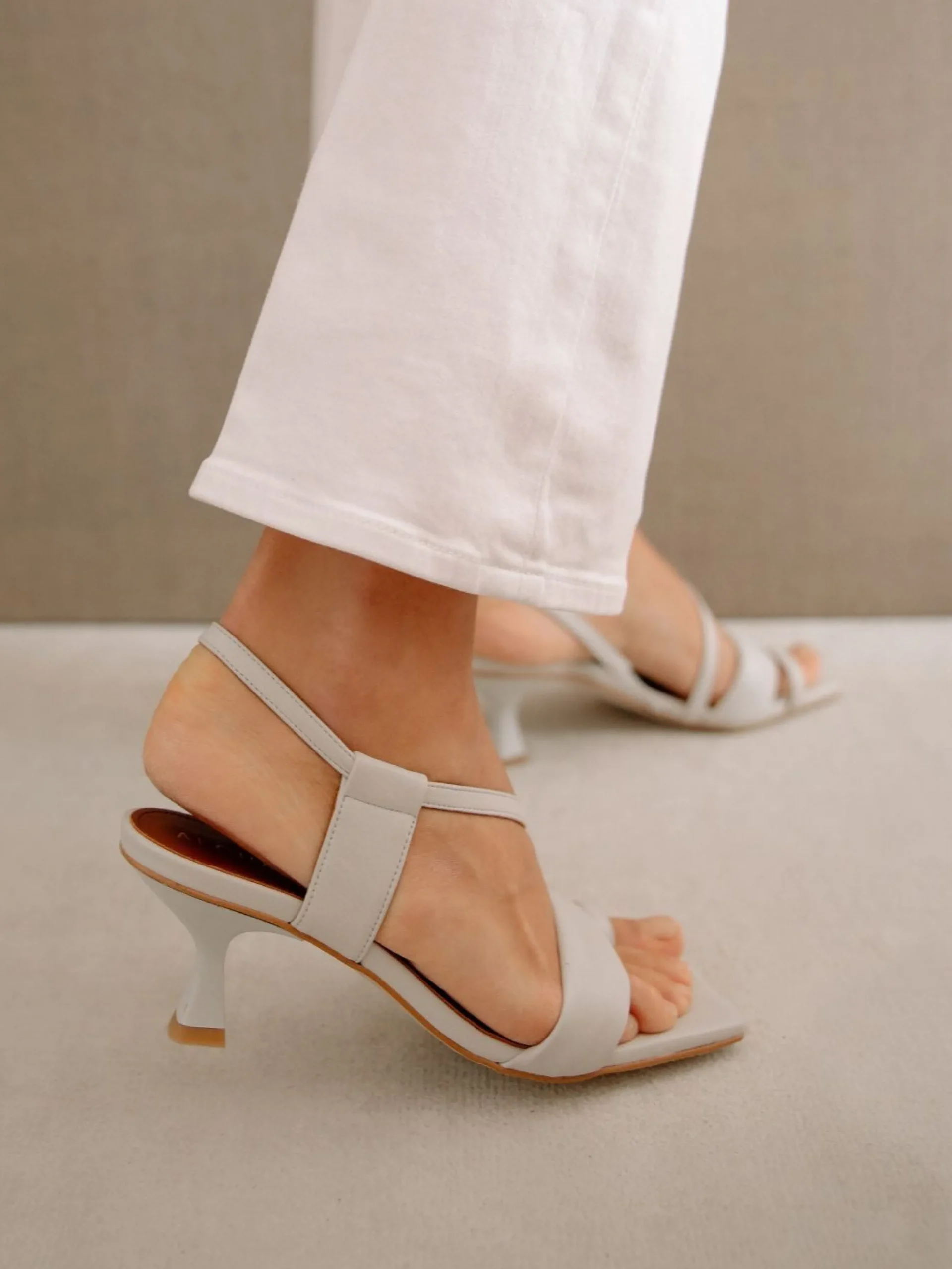 Asymmetric Straps - Mules Blancos De Piel