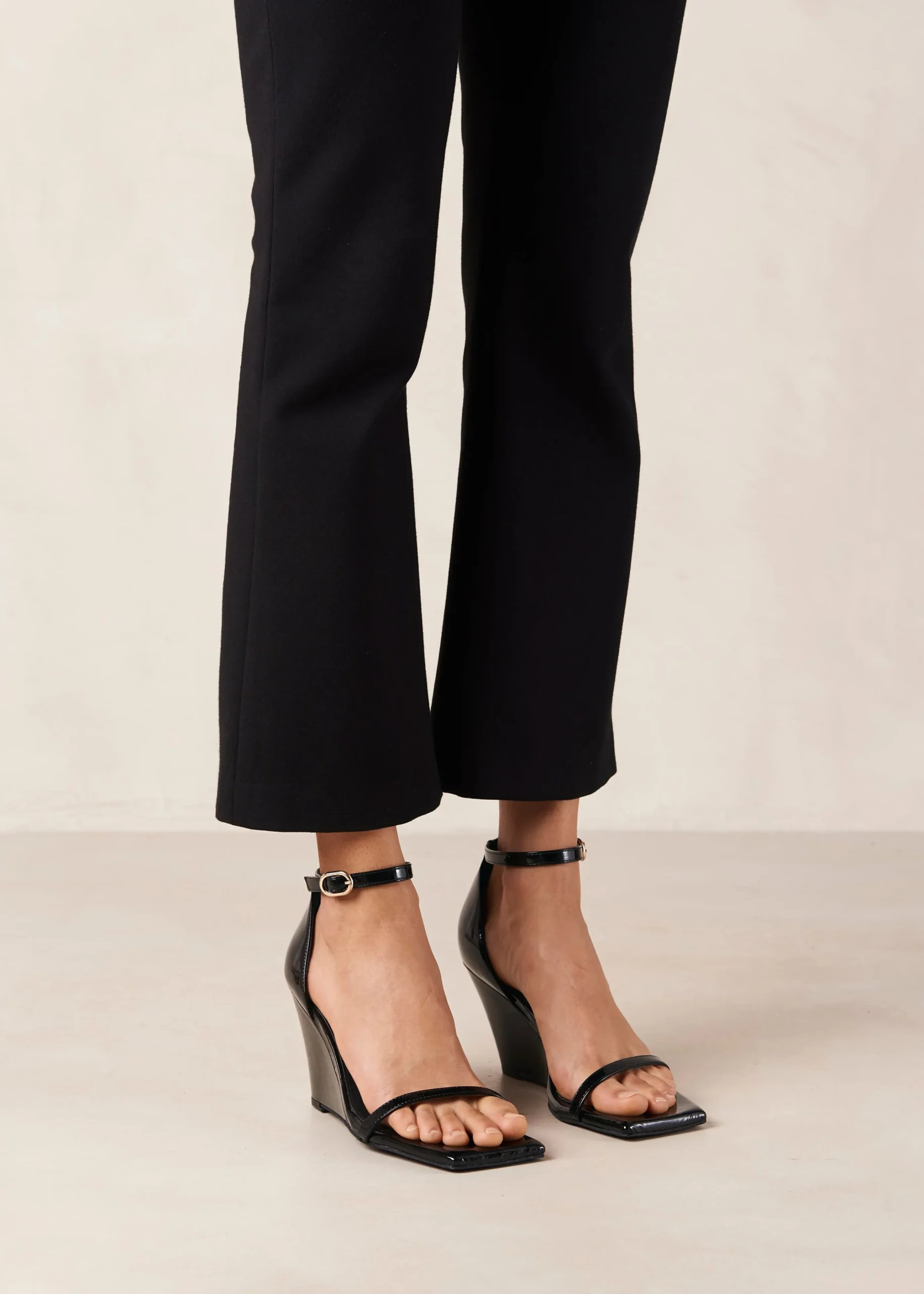 Gata - Sandalias De Charol Negro Con Cuña