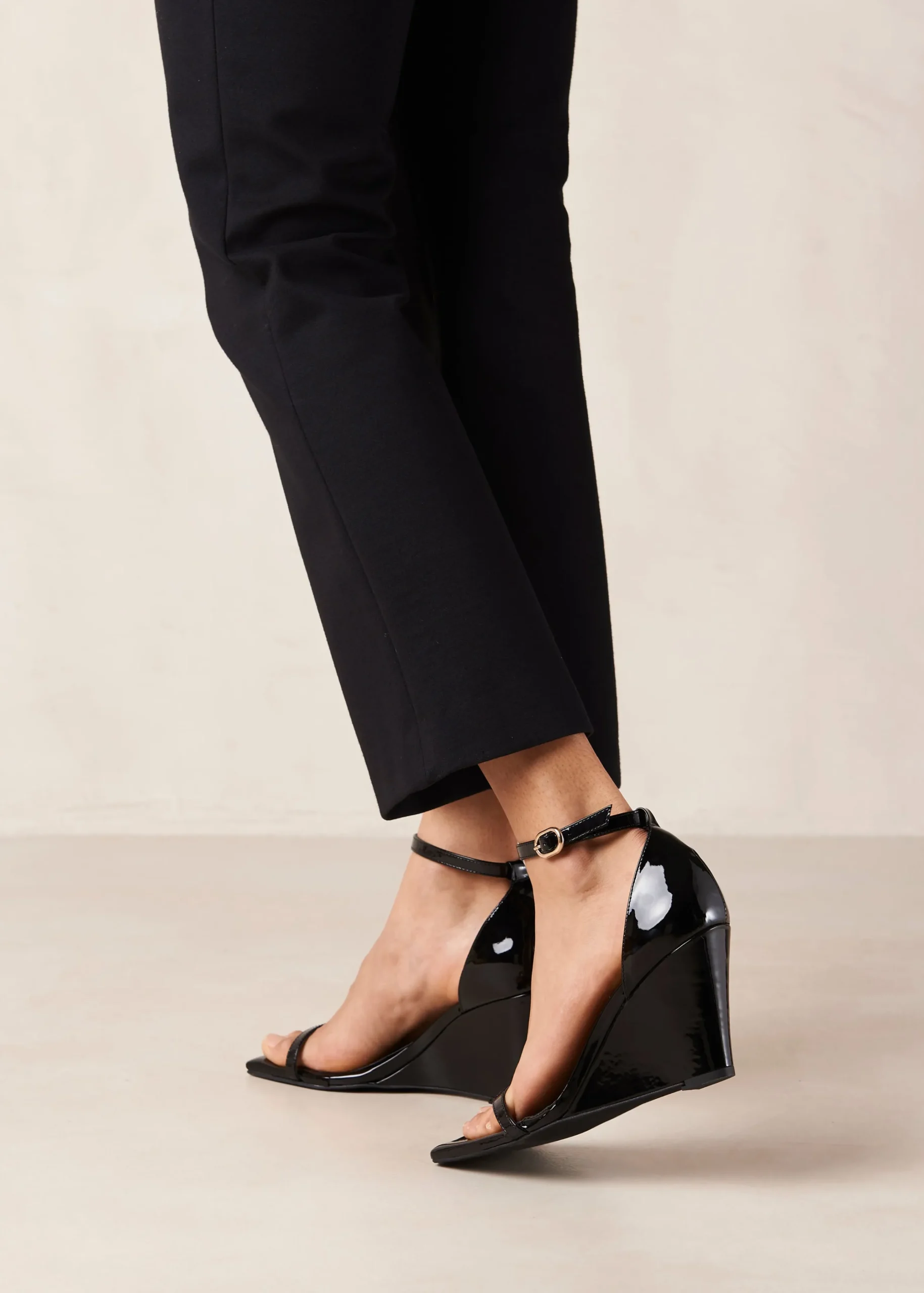 Gata - Sandalias De Charol Negro Con Cuña