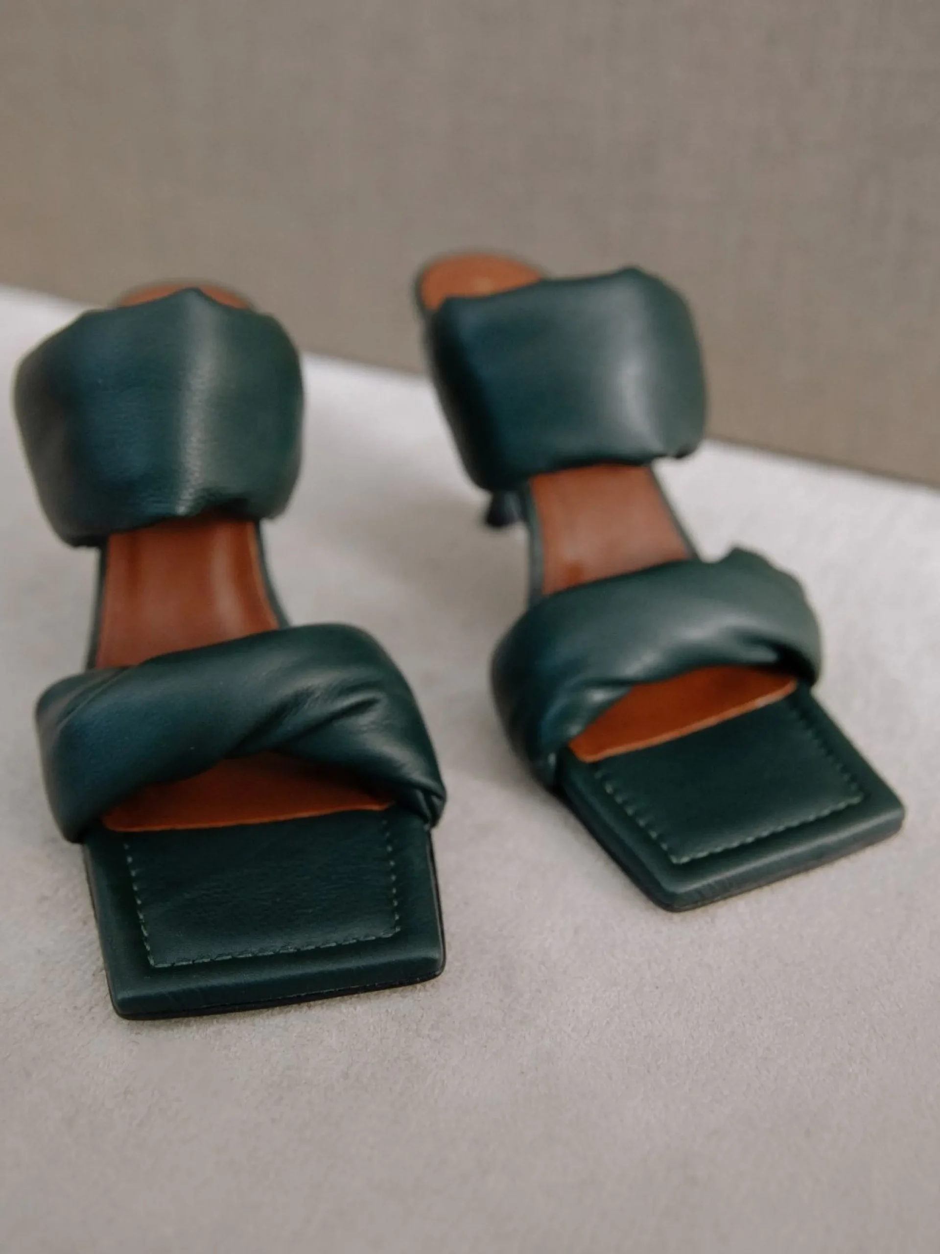 Twist Strap - Mules De Cuero Verde